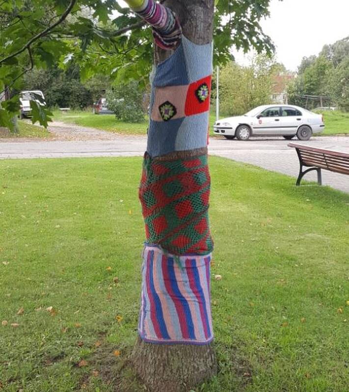 Grožis: nėriniais apmūturiuoti medžiai savotiškai puošia Dovilus.