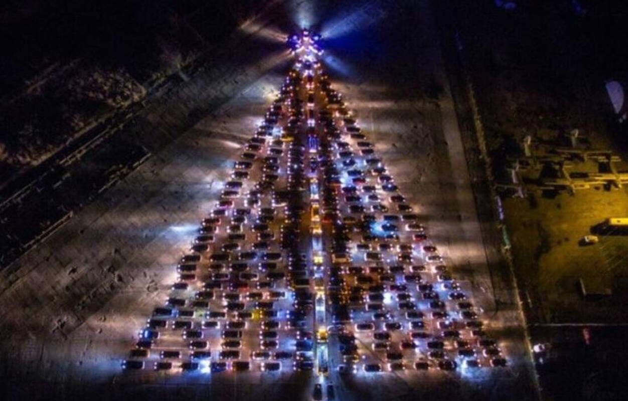 Pasistengė: Kaliningrado vairuotojai ir policininkai nudžiugino miestiečius netradicine eglute.