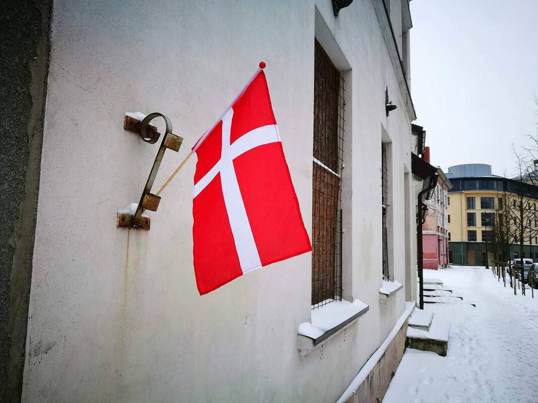 Plevėsavo: pučiant vėjui ryški danų vėliava buvo praeivių pastebėta.