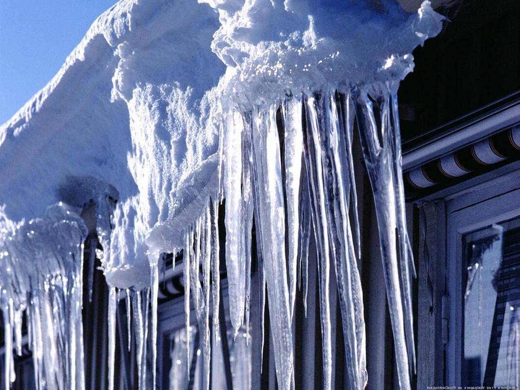 Pavojus: dažniausiai varvekliai "užauga" ant statinių atbrailų ir kitokių išsikišimų, kurių konstrukcijos ne visada yra stiprios.