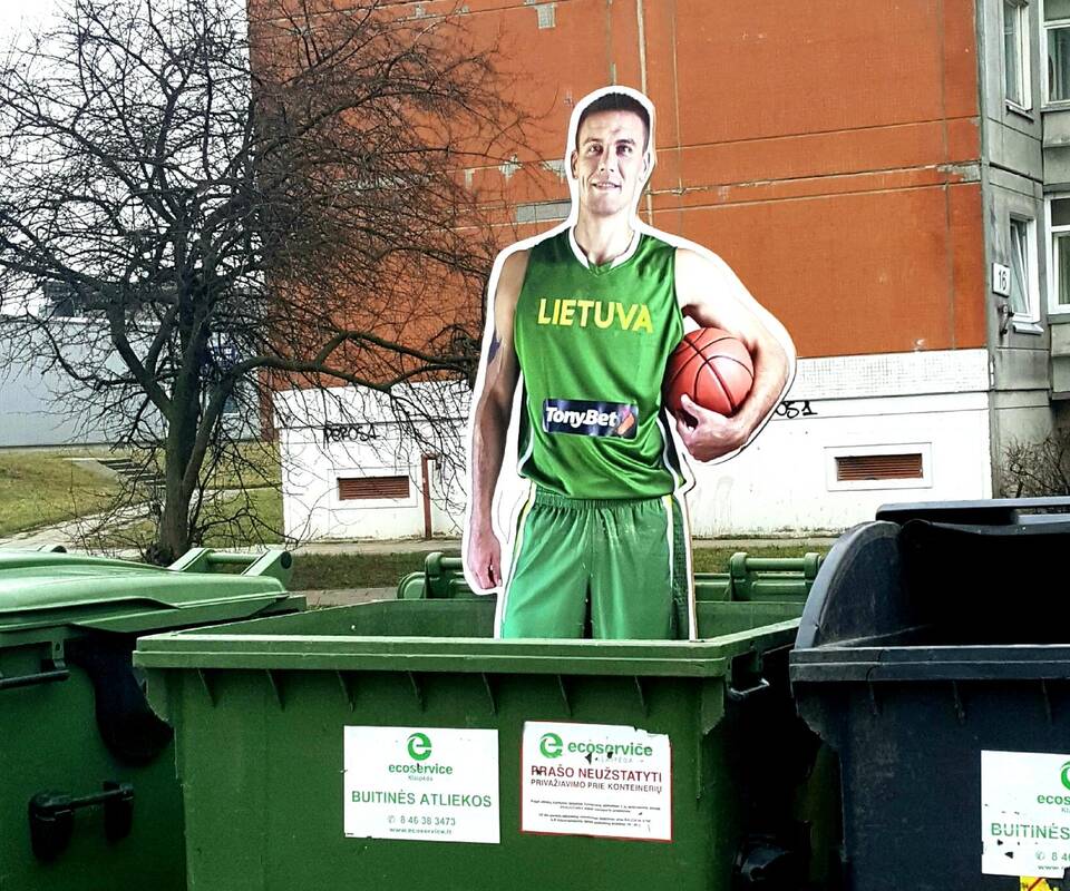 Nepagalvojo: muliažą tarp šiukšlių palikęs žmogus tikriausiai nenorėjo pasityčioti iš garsaus krepšininko.