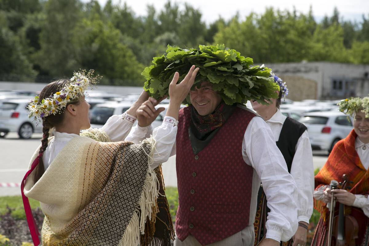 Tradicijos: Janiai per trumpiausią naktį Latvijoje taip pat būna vainikuojami kaip ir Jonai Lietuvoje.