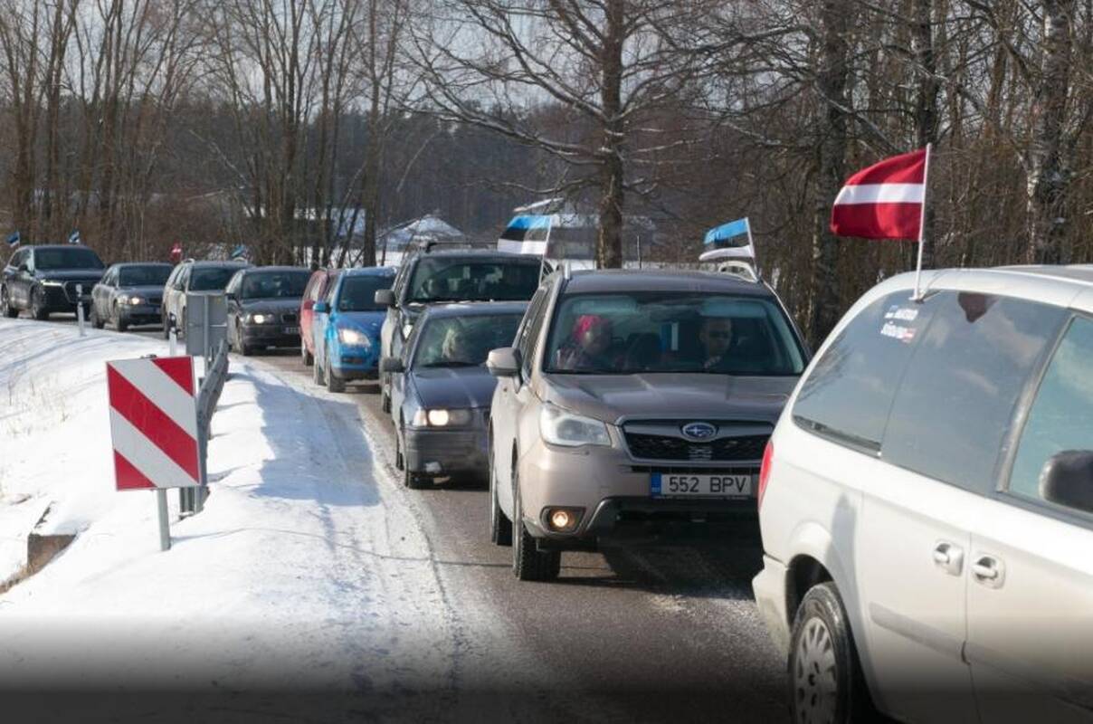 Važiavo: latviai per pusdienį užfiksavo per 800 automobilių, pažymėtų specialiais lipdukais. Visi jie atvyko iš Estijos.