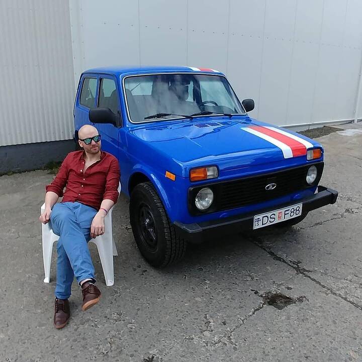 Pasistengė: islandai automobilį nudažė nacionalinėmis spalvomis.