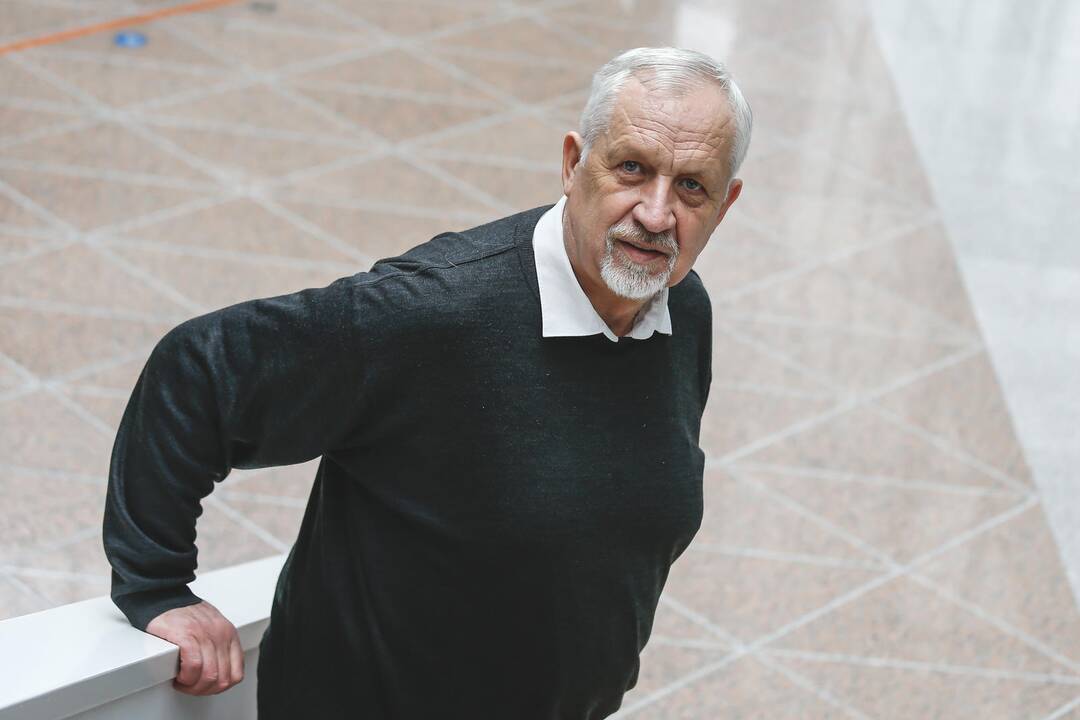 Patirtis: P.Olaras yra gyvenęs trijose didžiosiose sostinėse: Kijeve, Maskvoje, Romoje.