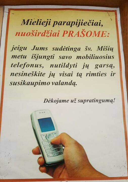 Plakatas: tikintieji yra prašomi telefonus išjungti arba palikti namie.