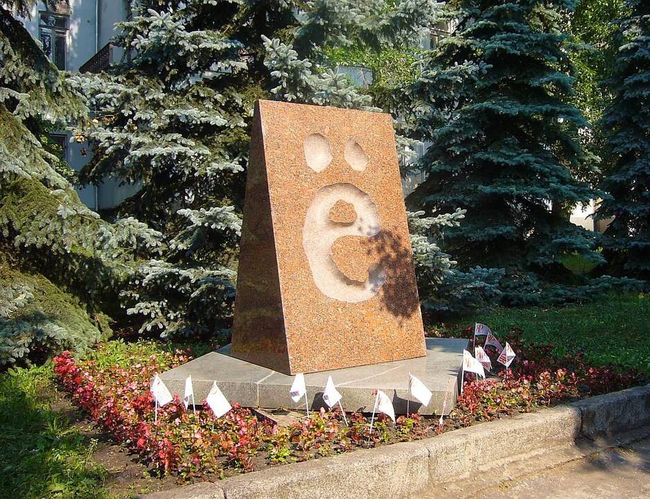 Atidengimas: 2005-ųjų lapkričio 3-iąją iškilo 205 cm aukščio raudonojo granito stela.