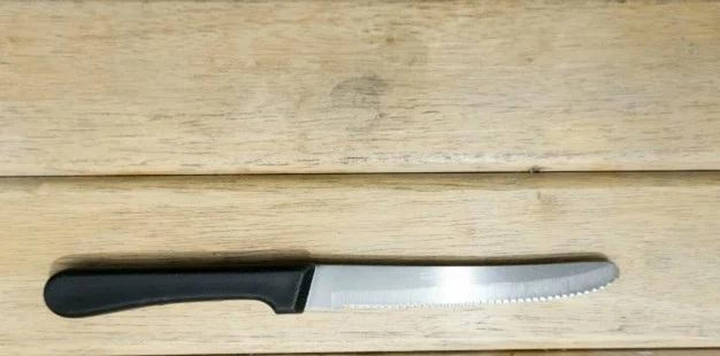 Prašoma: nakčiai negalima ant stalo palikti peilio – namuose kils nesutarimų ir pykčių.