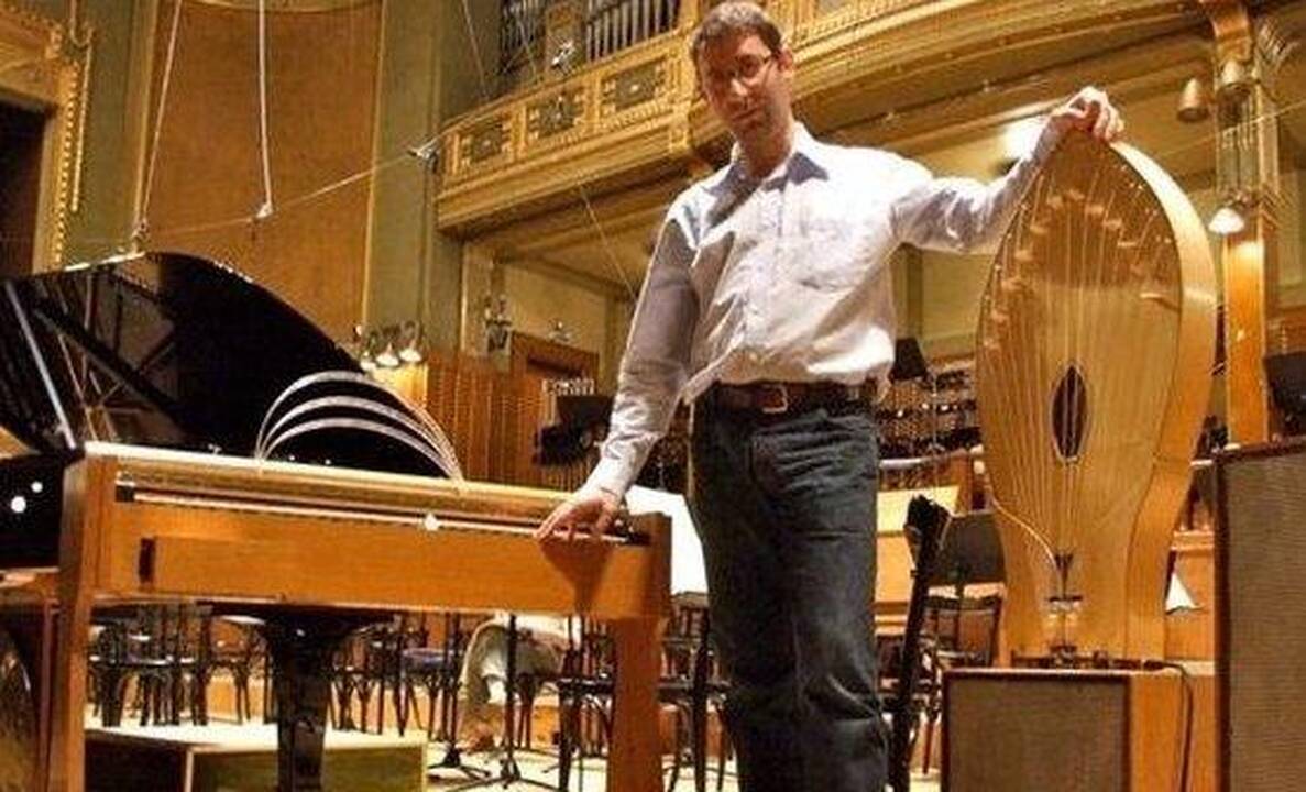 Marteno bangomis gros prancūzų pianistas B.Perrault.