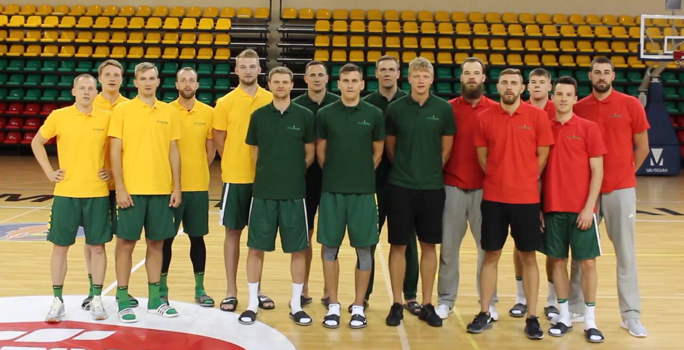 Rinktinės palydos – sausakimšoje arenoje su didžiausia vėliava