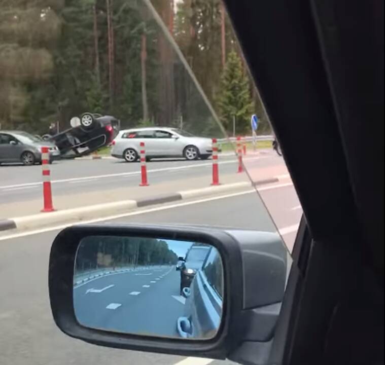 Palangos kelyje apsivertė automobilis