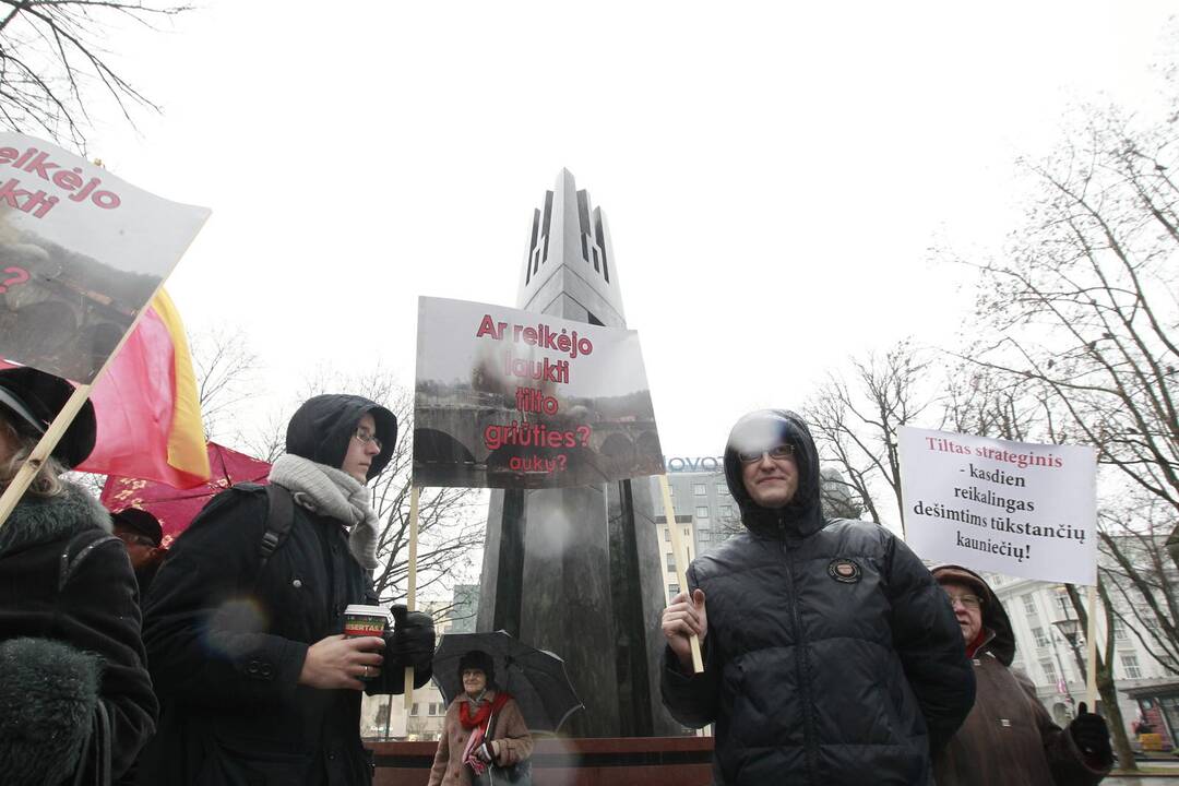 Prie Vyriausybės - reikalavimai atstatyti tiltą