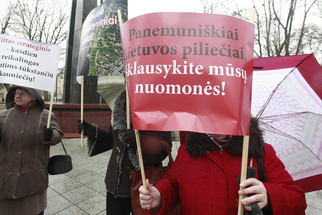 Prie Vyriausybės - reikalavimai atstatyti tiltą