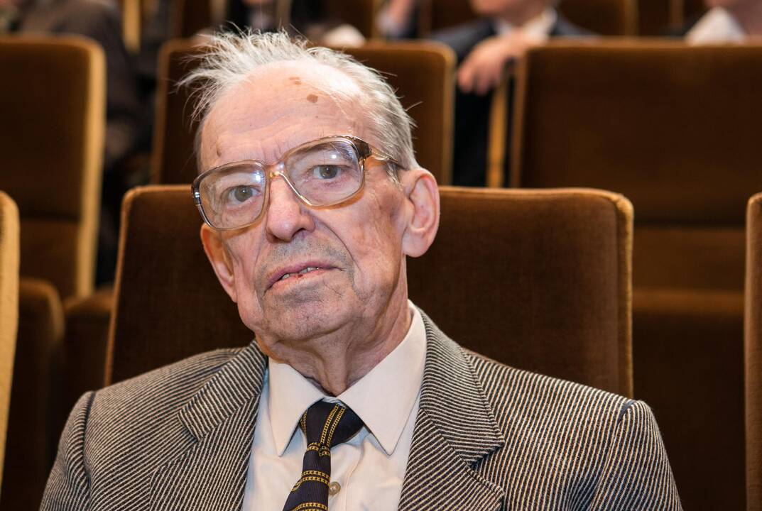 Mirė žinomas vitražistas K. Morkūnas