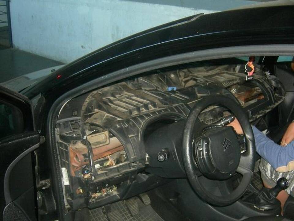 Vairuotoja pati išardė itin kruopščiai įrengtą kontrabandos slėptuvę