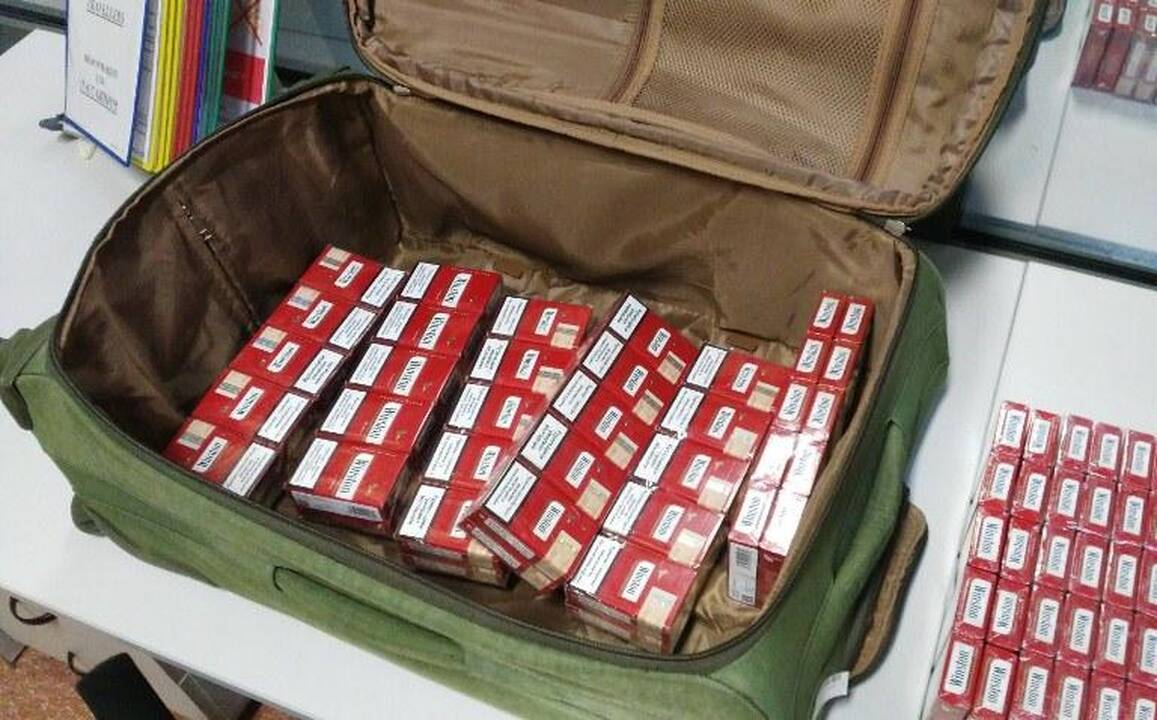 Automobilyje ir keleivio bagaže rado kontrabandinių cigarečių