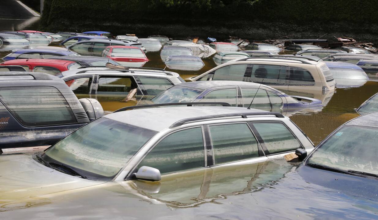 Į Lietuvą plūsta skendę, degę ir nepataisomai sudaužyti automobiliai