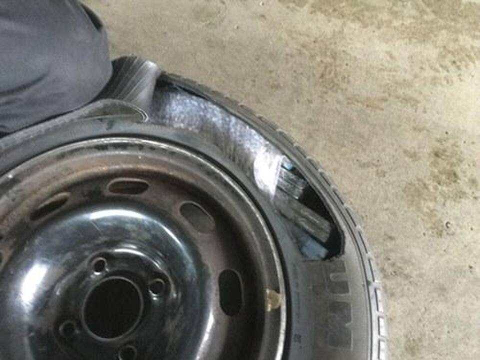 Automobilis važiavo rūkalų prikimštomis padangomis