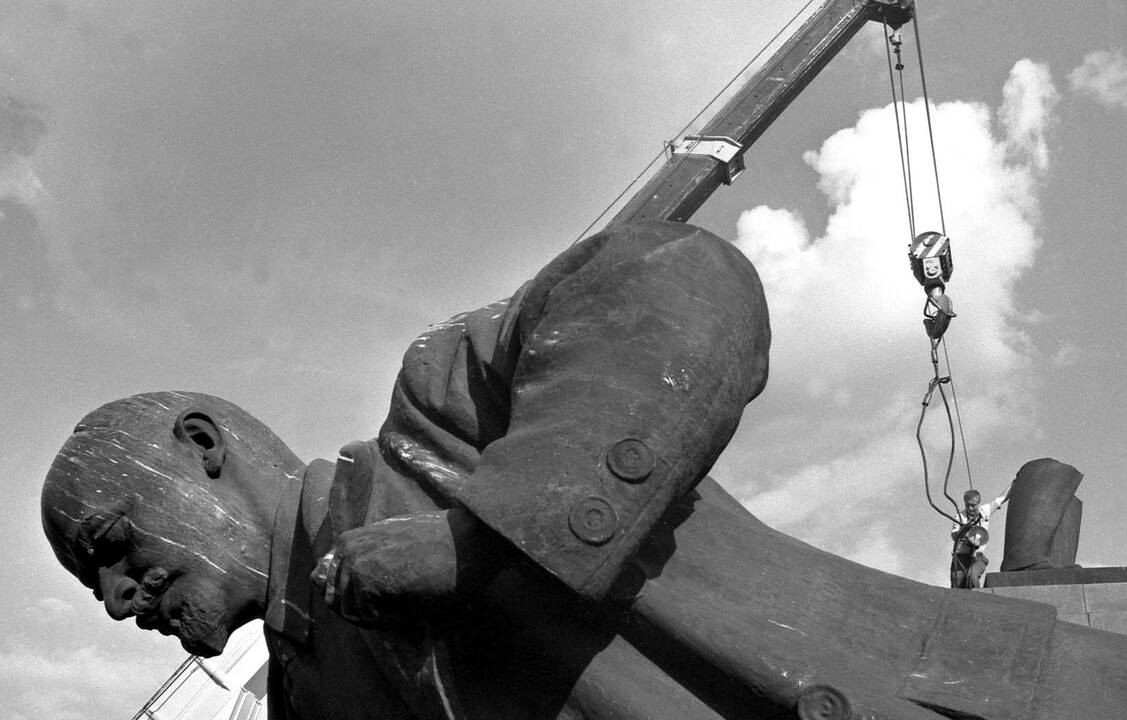 Lenino paminklo demontavimas 1991 m. Lenino aikštėje (dabartinė Lukiškių aikštė).