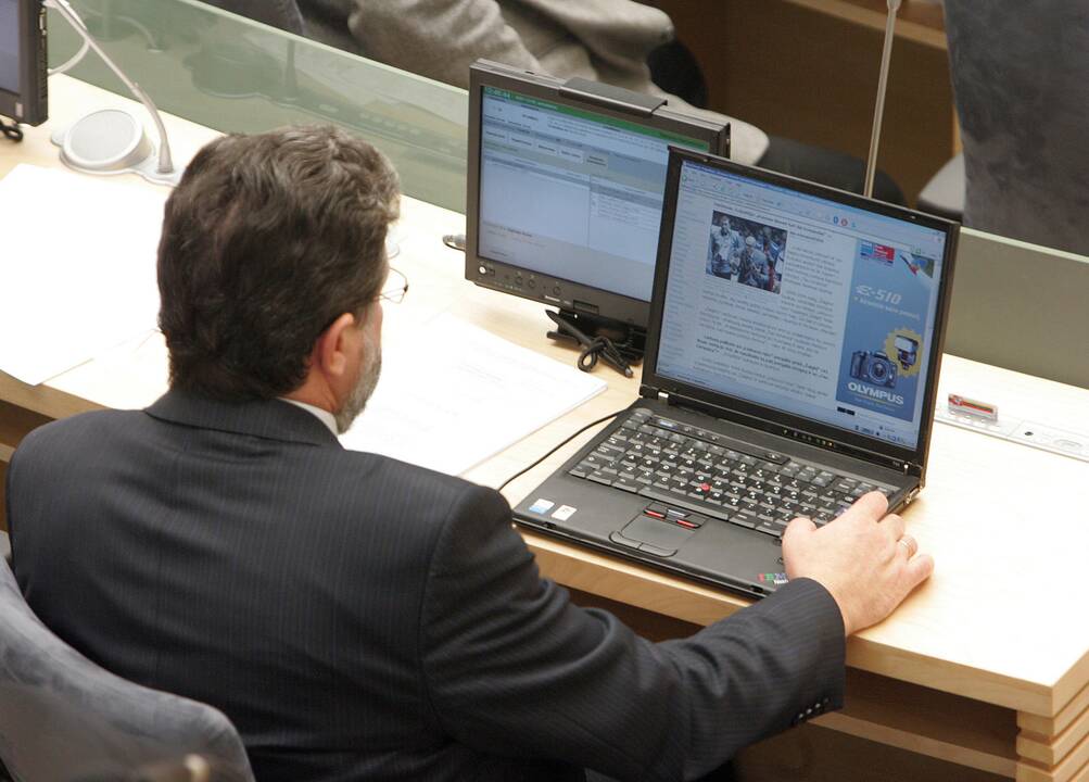Premjeras auklėja valdininkus: darbo metu internete naršyti negalima