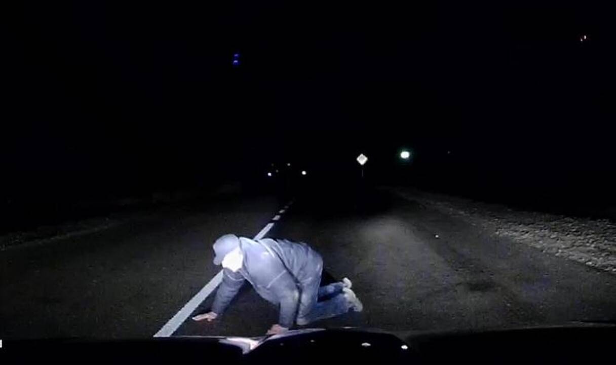 Policija aptiko kelyje ropojantį pėsčiąjį