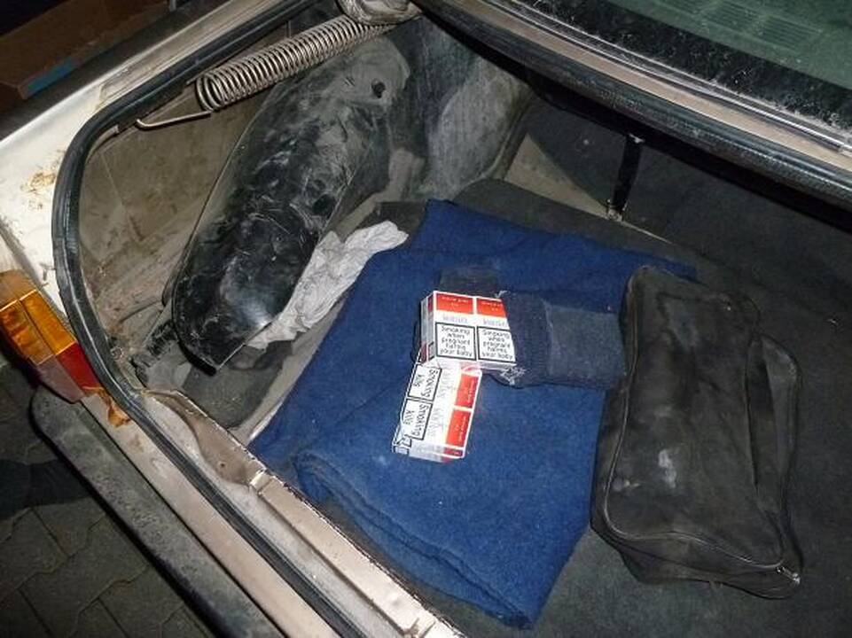 Kontrabandines cigaretes į Lietuvą rusas įvežė degalų bake ir padangoje