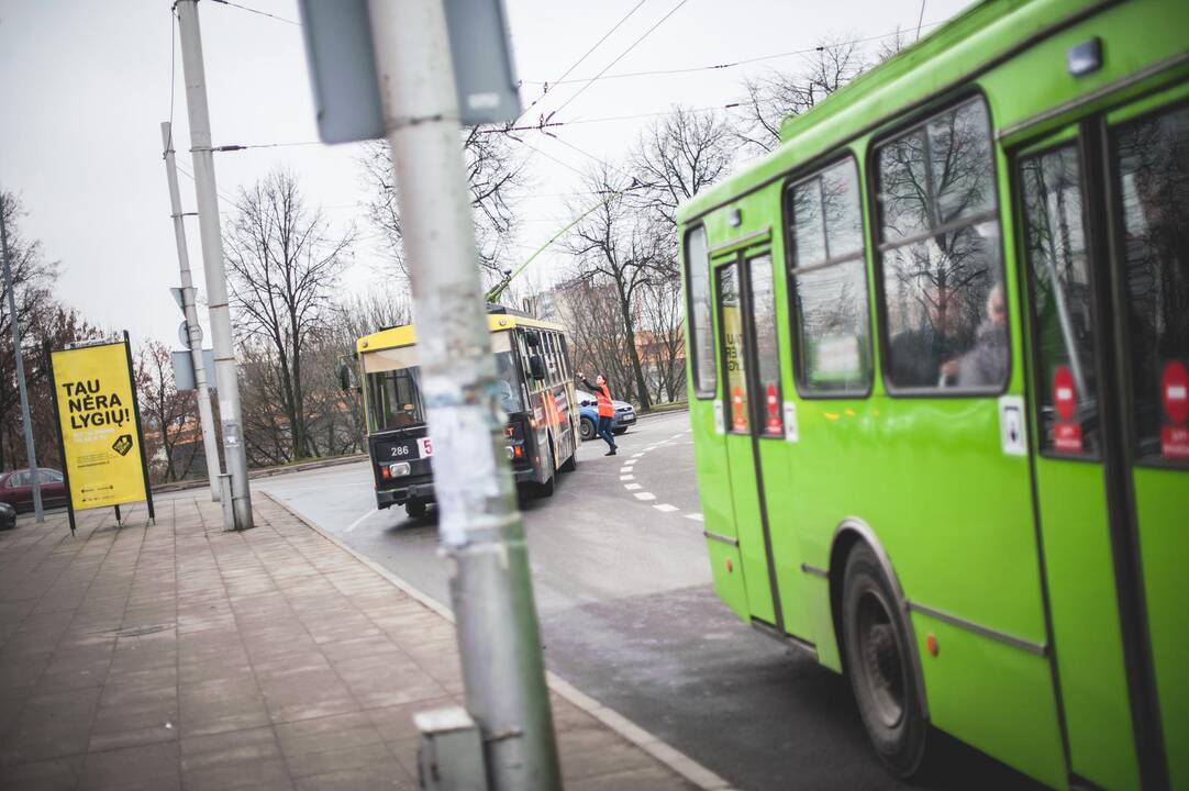 Nelaimė Kaune: troleibusas suvažinėjo moterį 