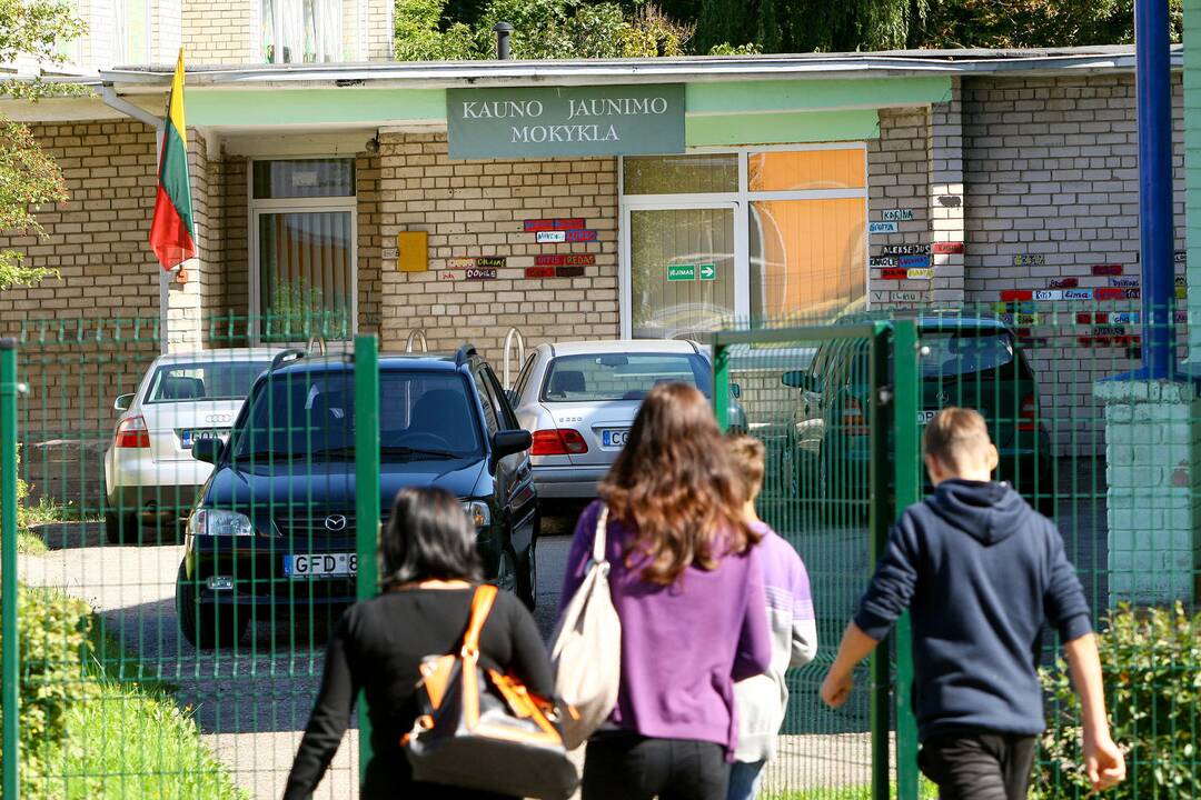 Kauno mokyklą drebina skandalas: tėvas sumušė dukters bendraklasį
