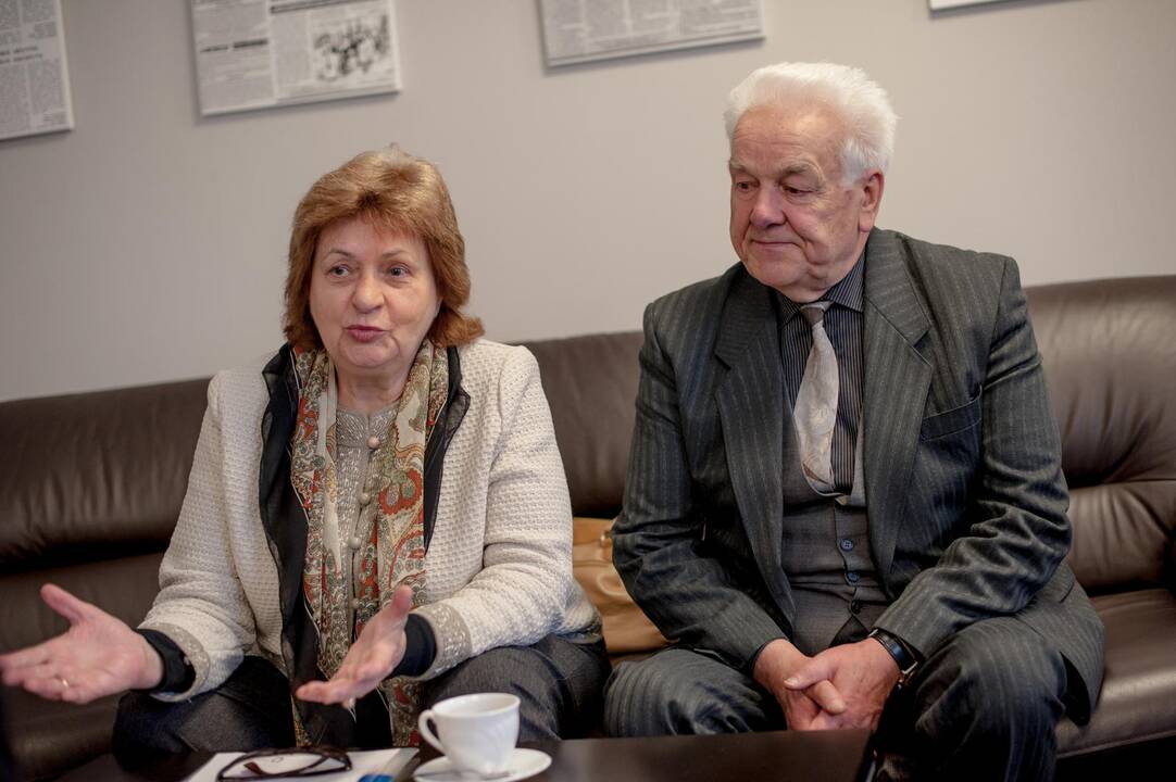 D.M.Žižliauskienė sako, kad jos vyras yra jos akys, nes jis žmonai skaito knygas, lydi į miestą, padeda kovoti dėl vaistų.