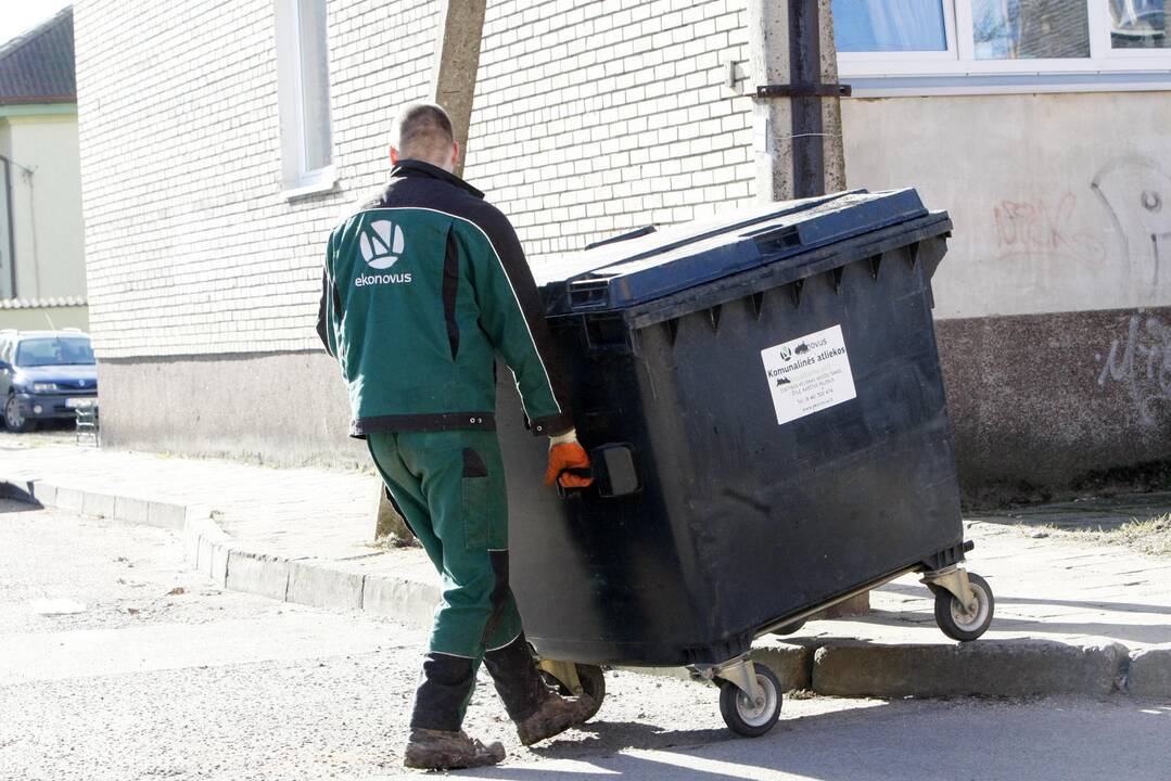 Pakaunės gyventojai skundžiasi dėl neišvežtų šiukšlių