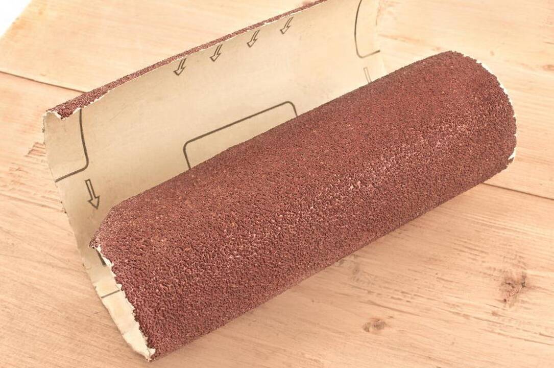 Švitrinį popierių menininkė paverčia originaliais kūriniais