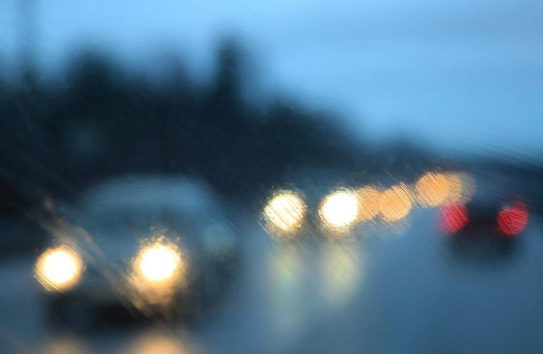 Eismo sąlygas sunkina snygis, yra slidžių ruožų