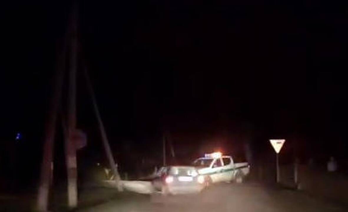 Girtas vairuotojas taranavo policijos automobilį
