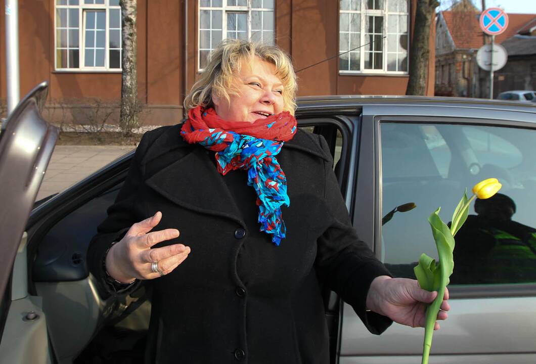 Kauno policininkai sveikina moteris 