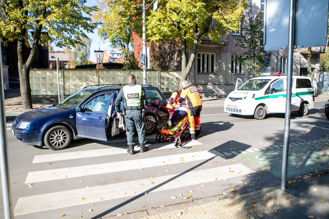 Kauno centre neblaivaus vairuotojo partrenkta pėsčioji