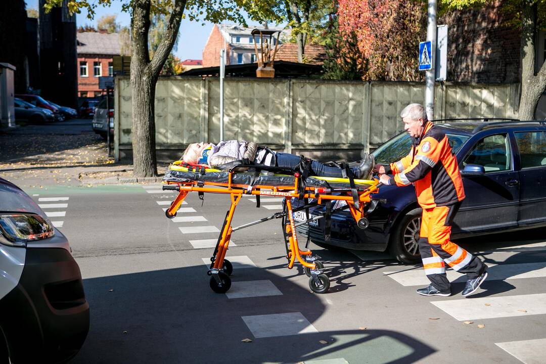 Kauno centre neblaivaus vairuotojo partrenkta pėsčioji