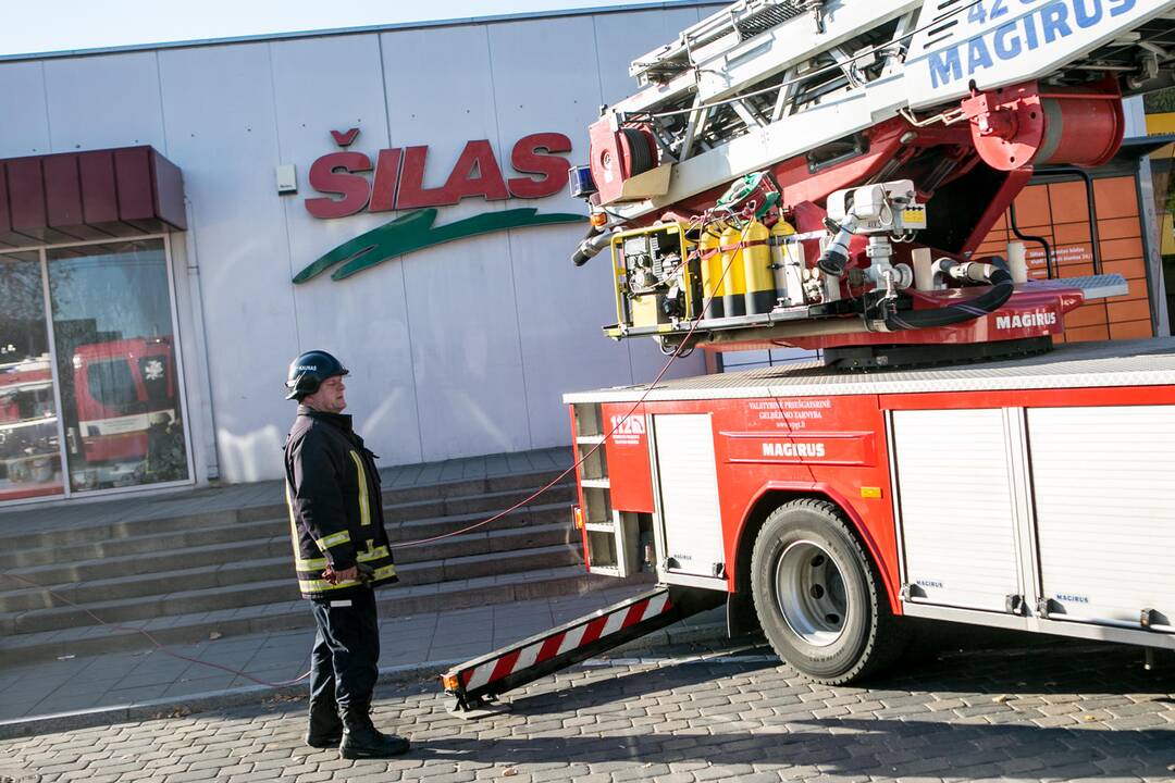 Užsidegė A. Juozapavičiaus pr. prekybos centras "Šilas" 