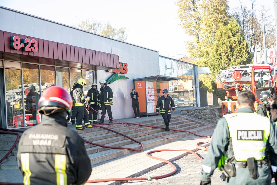 Užsidegė A. Juozapavičiaus pr. prekybos centras "Šilas" 