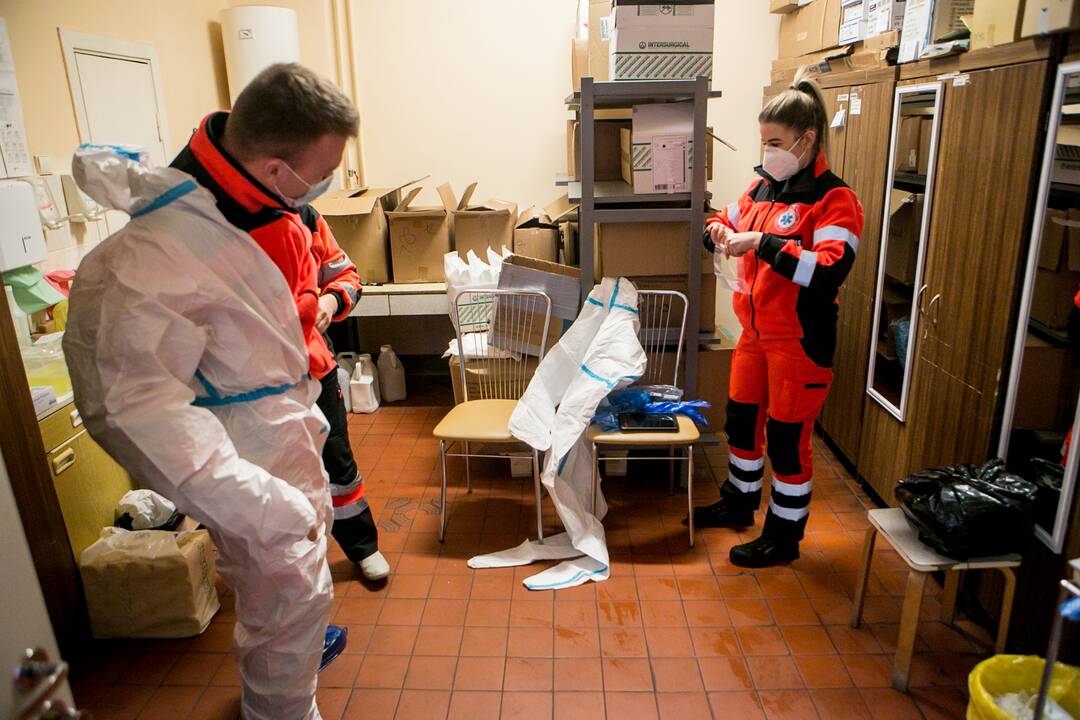 Priešakinėse linijose: su greitąja – pas COVID-19 pacientus