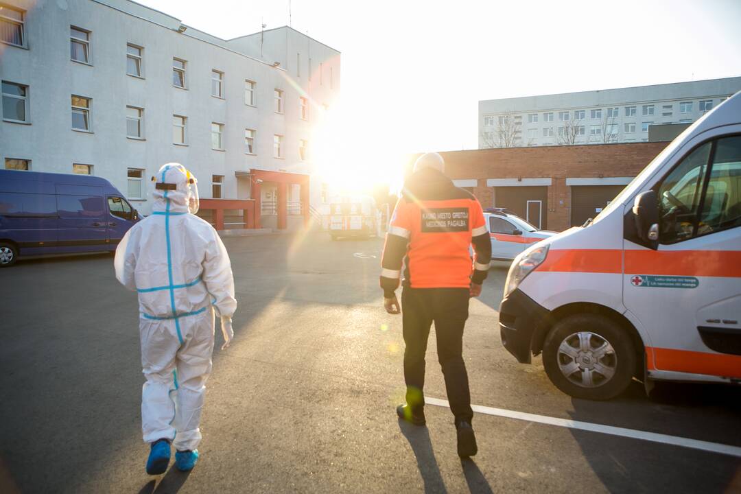 Priešakinėse linijose: su greitąja – pas COVID-19 pacientus