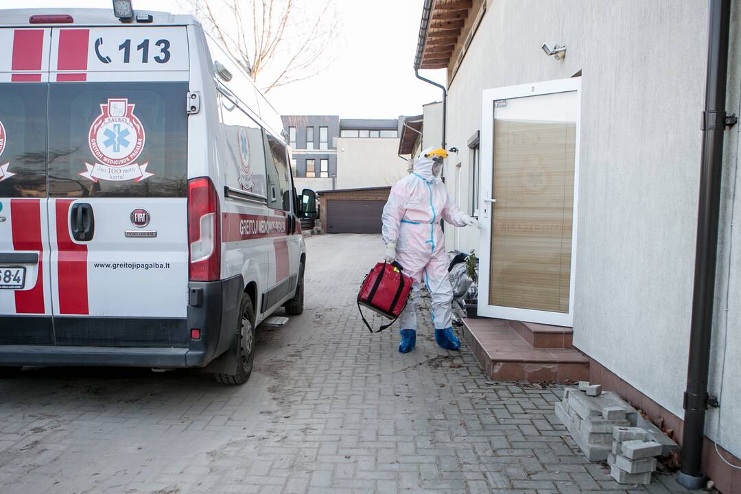 Priešakinėse linijose: su greitąja – pas COVID-19 pacientus