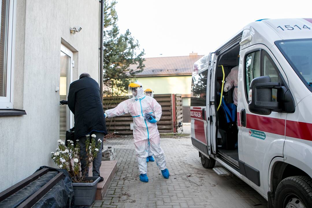 Priešakinėse linijose: su greitąja – pas COVID-19 pacientus
