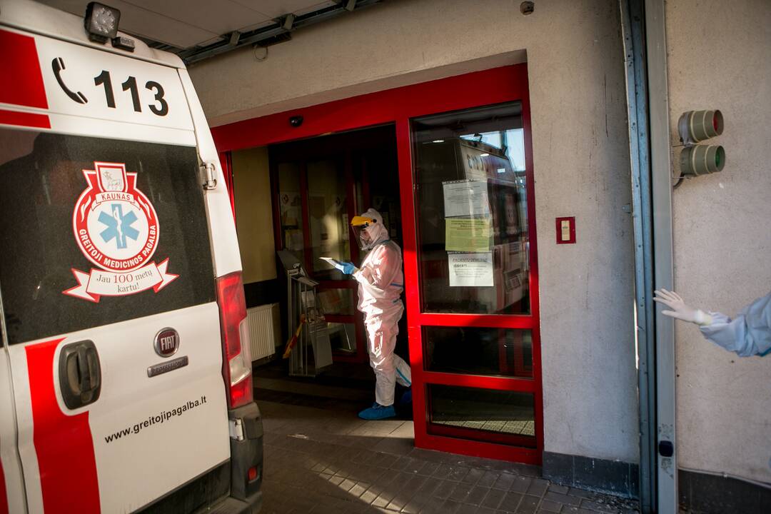 Priešakinėse linijose: su greitąja – pas COVID-19 pacientus