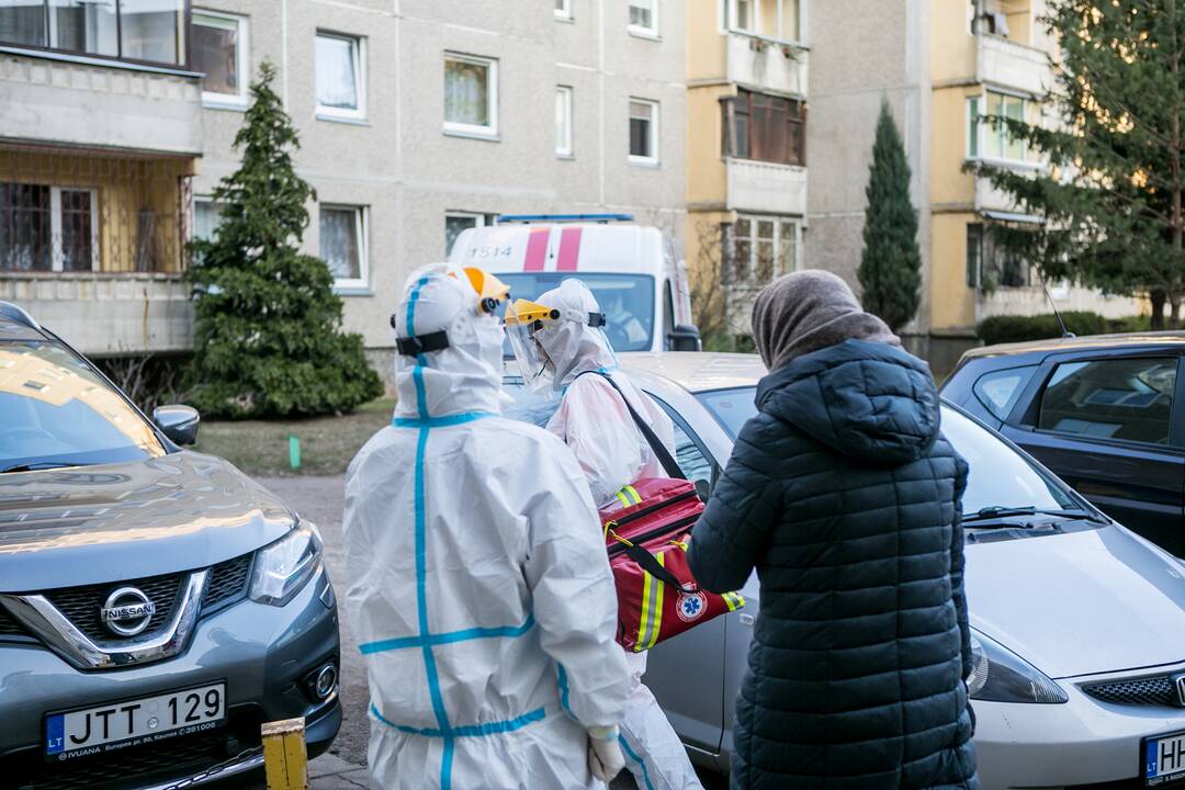 Priešakinėse linijose: su greitąja – pas COVID-19 pacientus