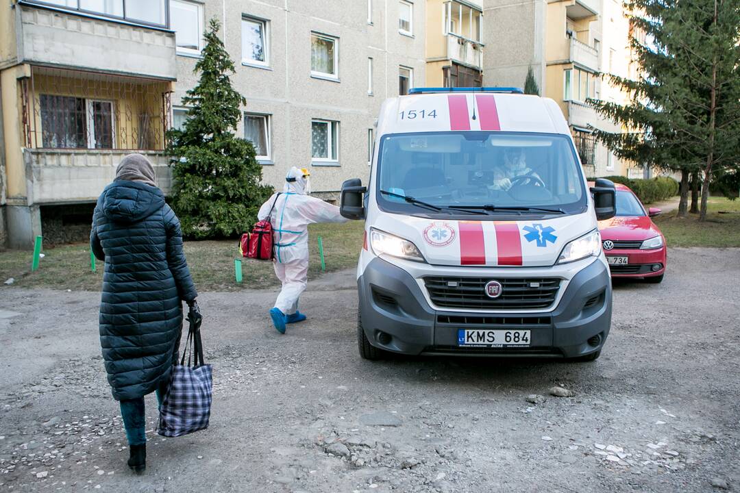 Priešakinėse linijose: su greitąja – pas COVID-19 pacientus