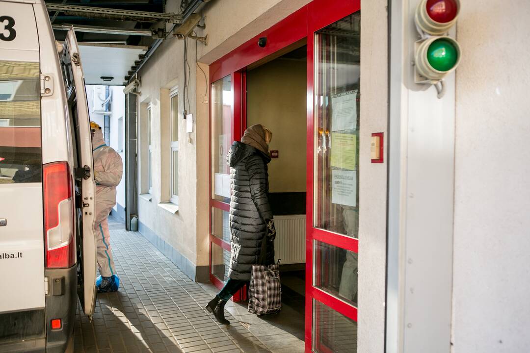 Priešakinėse linijose: su greitąja – pas COVID-19 pacientus