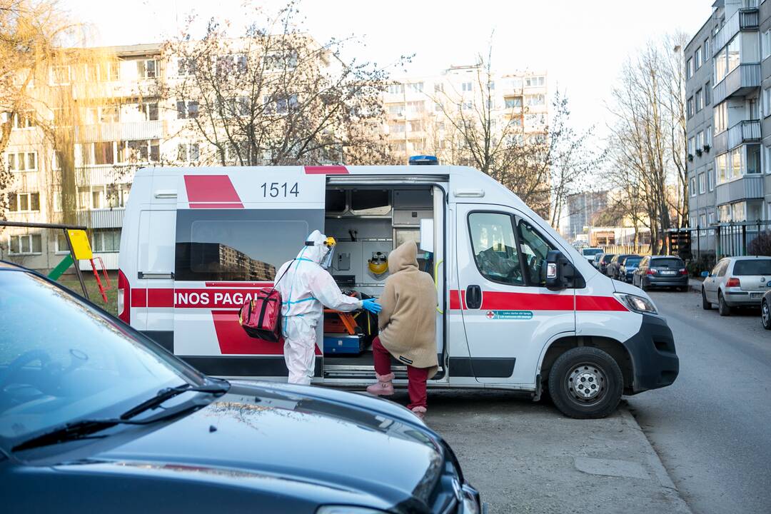 Priešakinėse linijose: su greitąja – pas COVID-19 pacientus