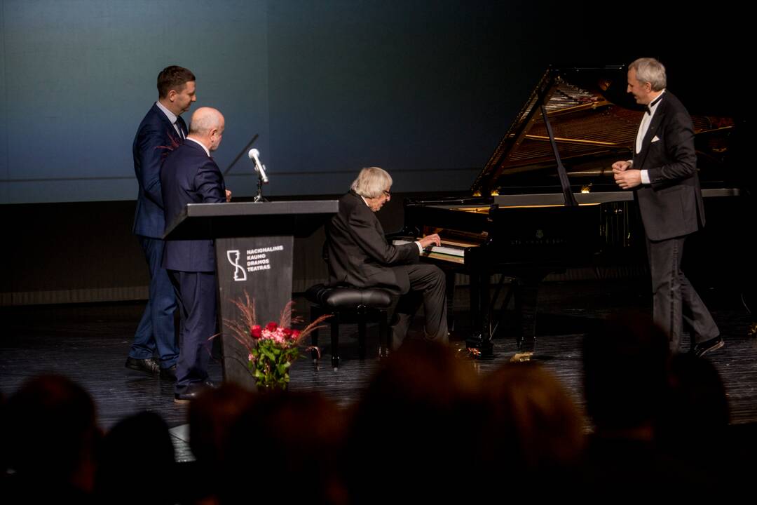 "Auksinės teatro Rūtos šakelės" apdovanojimai
