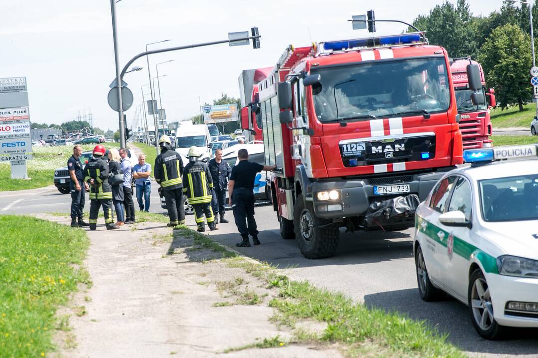 Mokomojo sunkvežimio ir lengvojo automobilio avarija Taikos pr. 