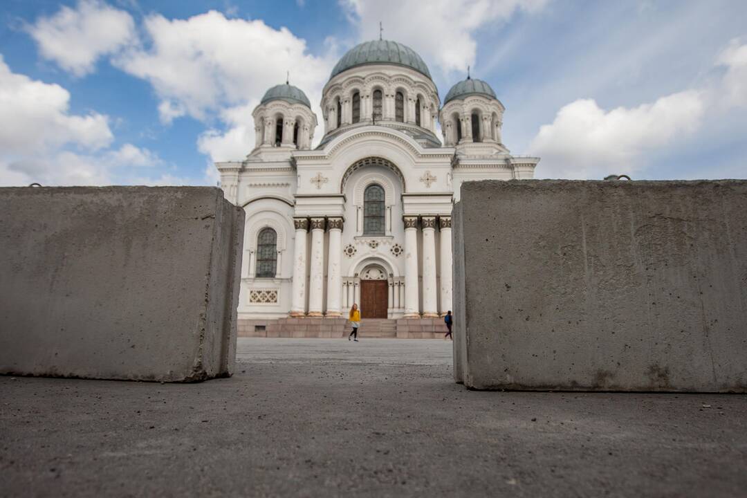 Kelią į Laisvės al. riboja blokai